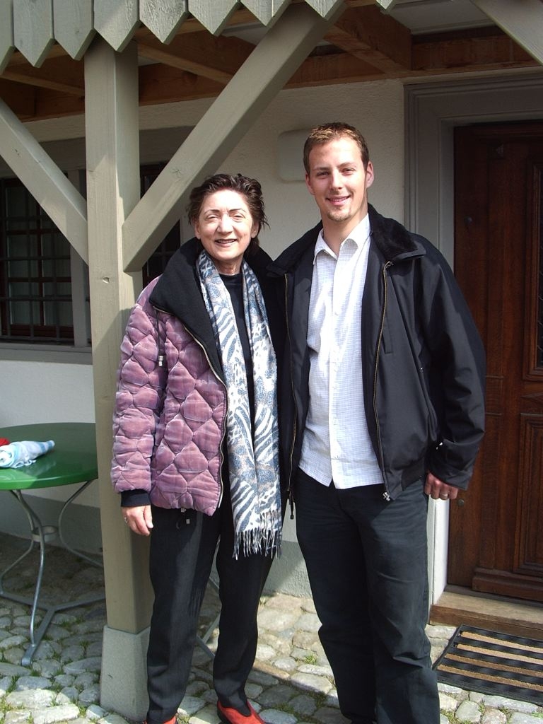 Helena Eichenberger mit Hannes Püschel beim Aufräumen der Ausstellung im Halterhaus, 2005