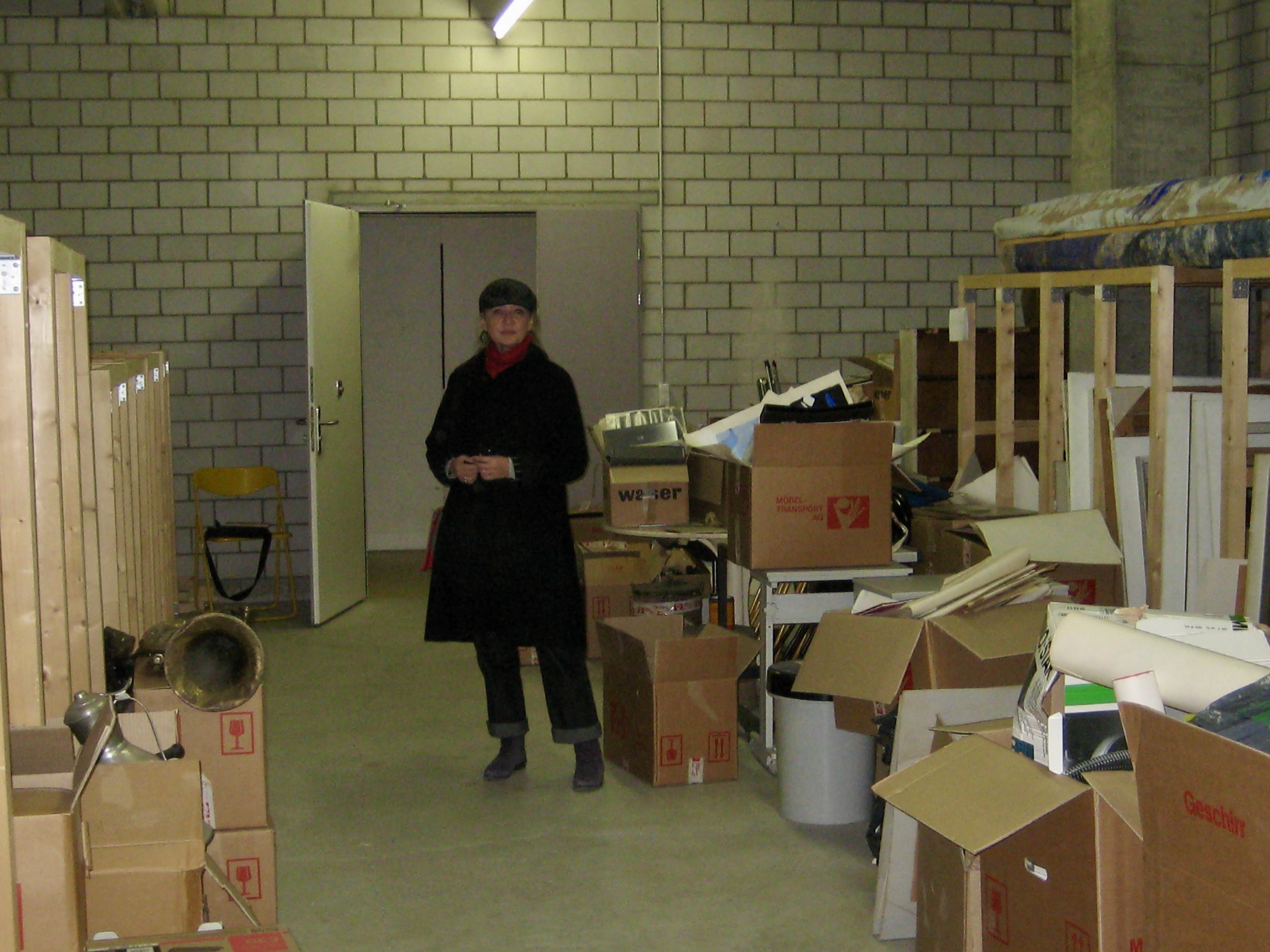 Helena Eichenberger beim Räumen und Sortieren des Bilderlagers in der Endphase der Stiftung