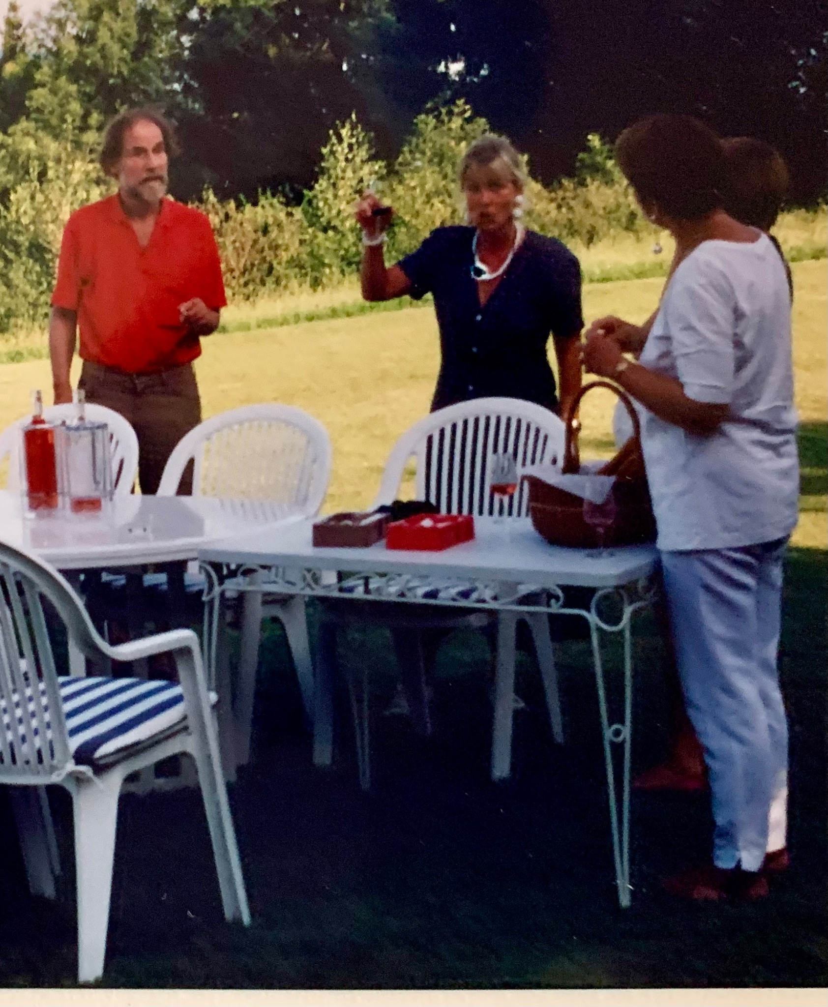Secondo Püschel mit Caecilia und Annalaura bei einer Gartenparty