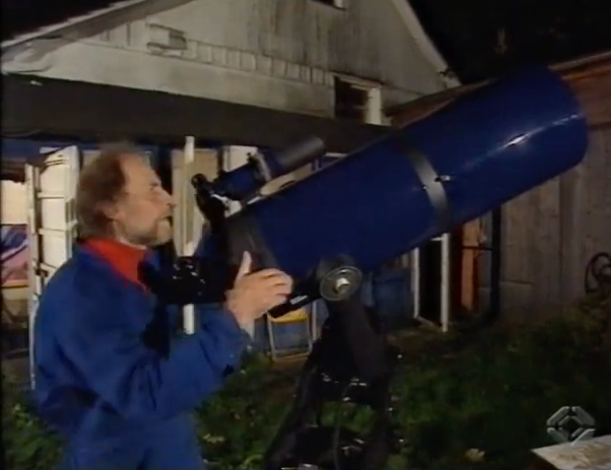 Secondo Püschel mit seinem selbst gebauten Fernrohr vor dem Atelier