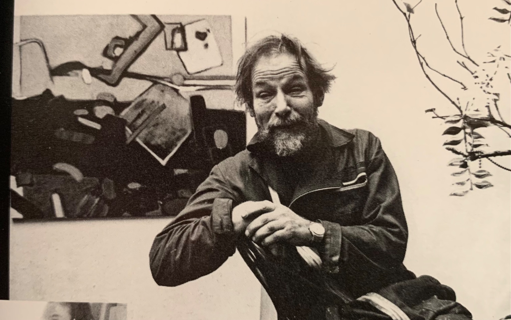Secondo Püschel sitzend in seinem Atelier