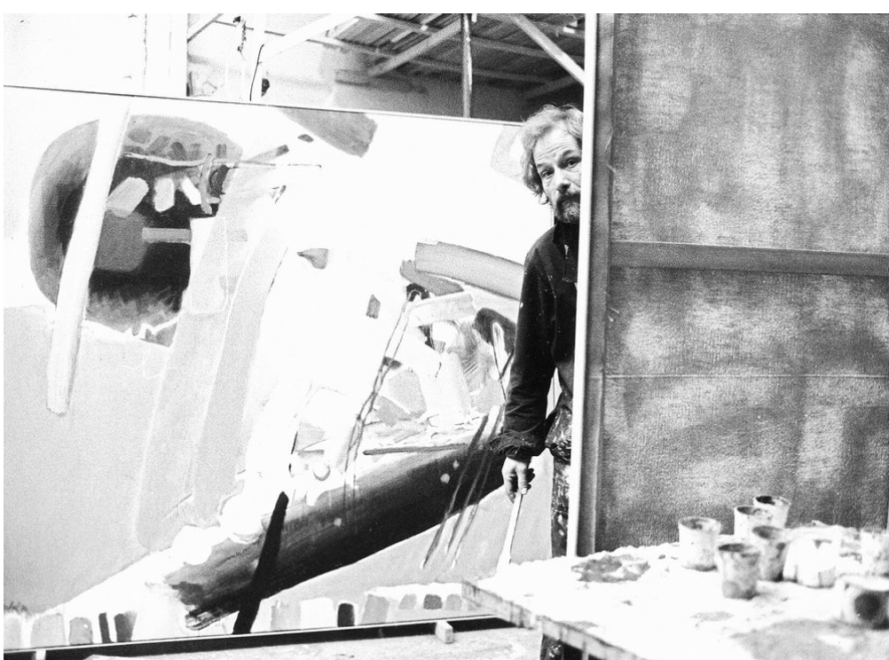 Secondo Püschel hinter einer grossen Leinwand in seinem Atelier